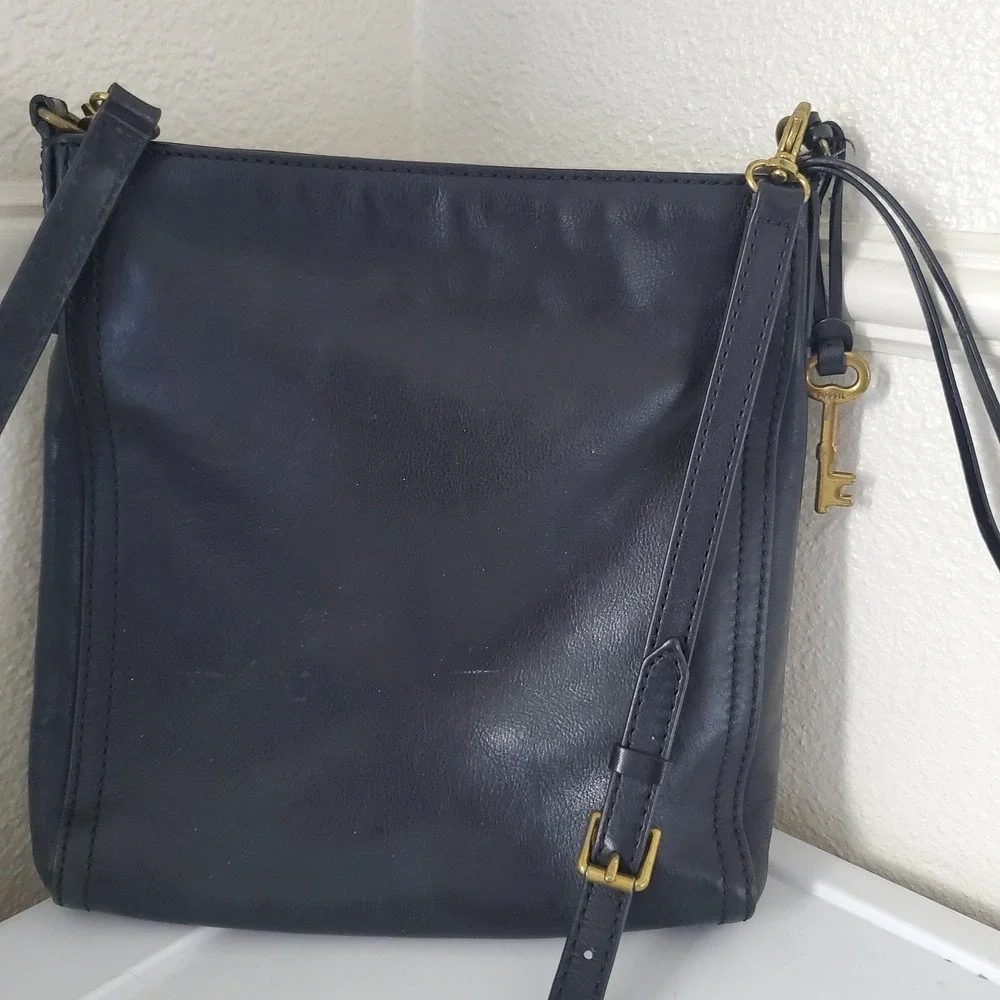 Fossil Black Leather Crossbody Bag Messenger Purse with Key Charm ZB5403
